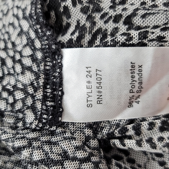 Cabi V Neck Bottom Gethered Placket Blouse - Picture 16 of 16